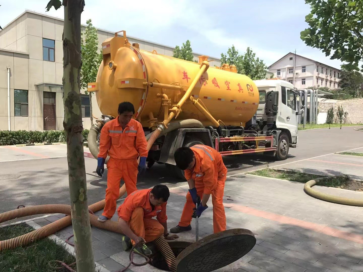 竞秀管道疏通车停在窨井附近