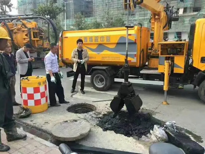 竞秀街道：网格员化身“清道夫”，为民解忧疏通“堵心”化粪池