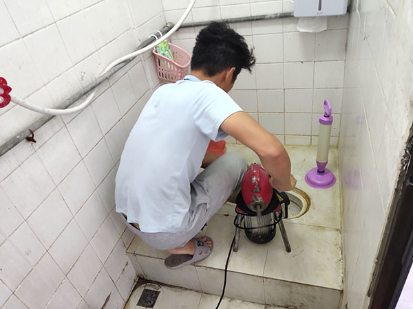 竞秀肥皂掉到马桶里把马桶堵住了怎么办？马桶堵住了怎么办